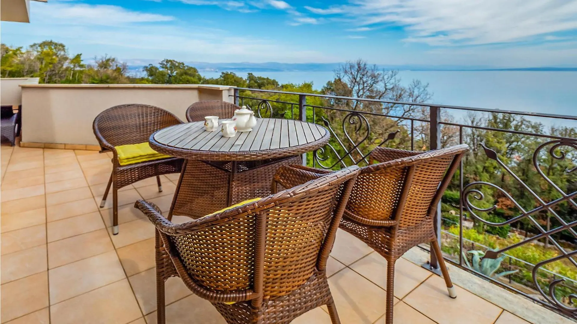 Beach Front Apartment In Moscenicka Draga
